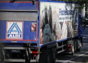 ALDI-Lkw auf der Straße (Archiv)