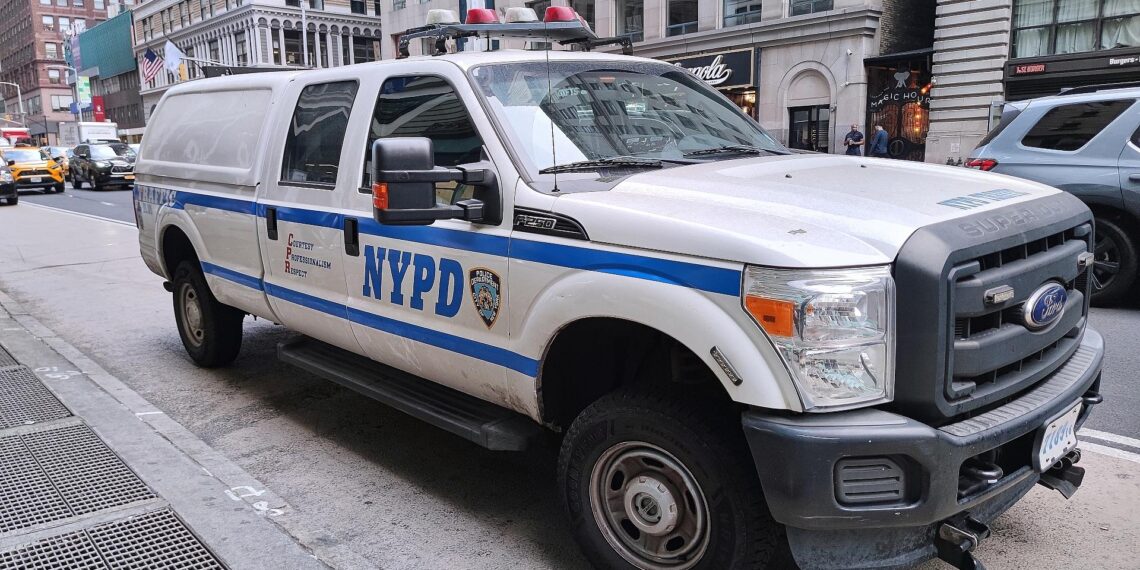 Flugzeug kollidiert auf New Yorker Flughafen mit Feuerwehrfahrzeug 1 Polizei von New York (Archiv)