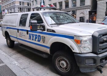 Flugzeug kollidiert auf New Yorker Flughafen mit Feuerwehrfahrzeug 2 Polizei von New York (Archiv)