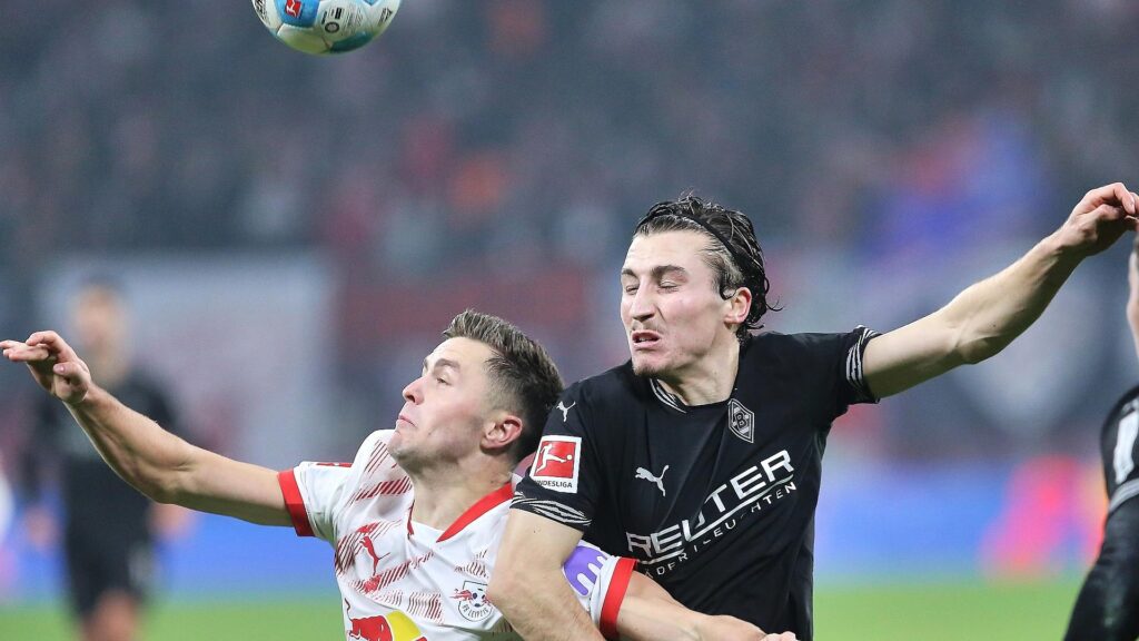 Rocco Reitz im Zweikampf mit RB Leipzigs Christoph Baumgartner (Archiv)