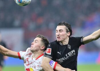 Rocco Reitz im Zweikampf mit RB Leipzigs Christoph Baumgartner (Archiv)