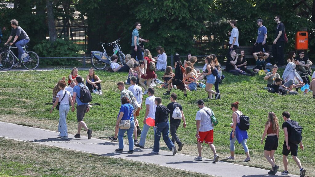 Junge Leute im Sommer (Archiv)