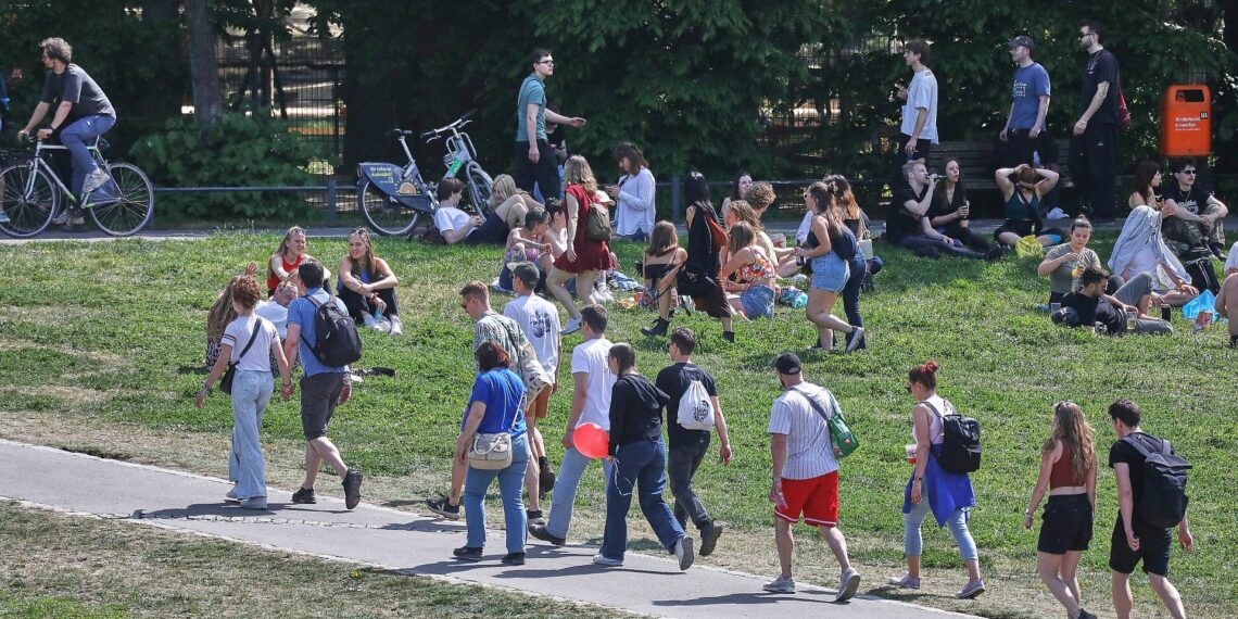 Allensbach-Analyse: Debatte über Teilzeit ging an Sache vorbei 1 Junge Leute im Sommer (Archiv)