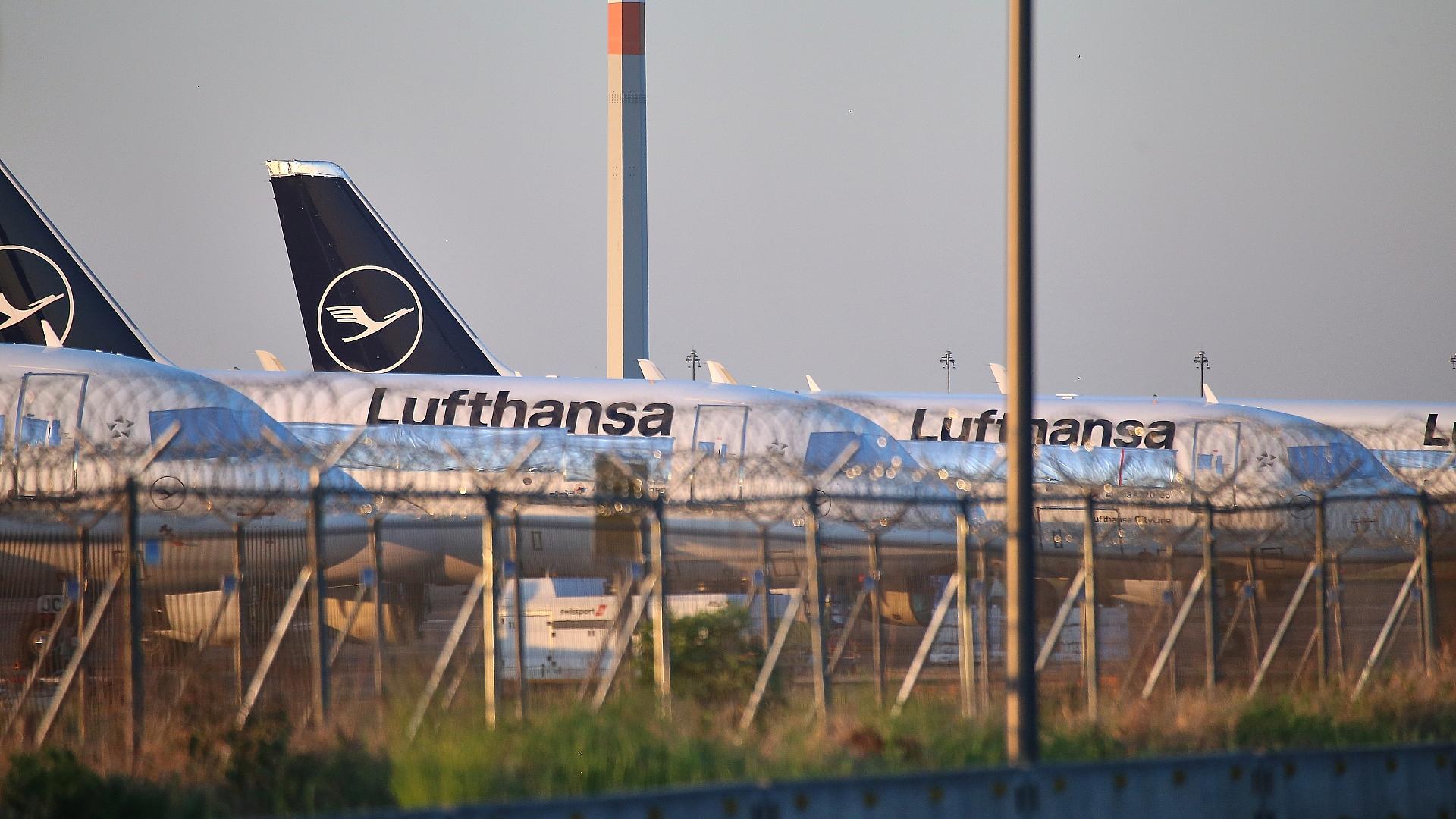 Bericht: Lufthansa prüft Kapazitätskürzung wegen Iran-Krieg 1 Lufthansa-Flugzeuge (Archiv)