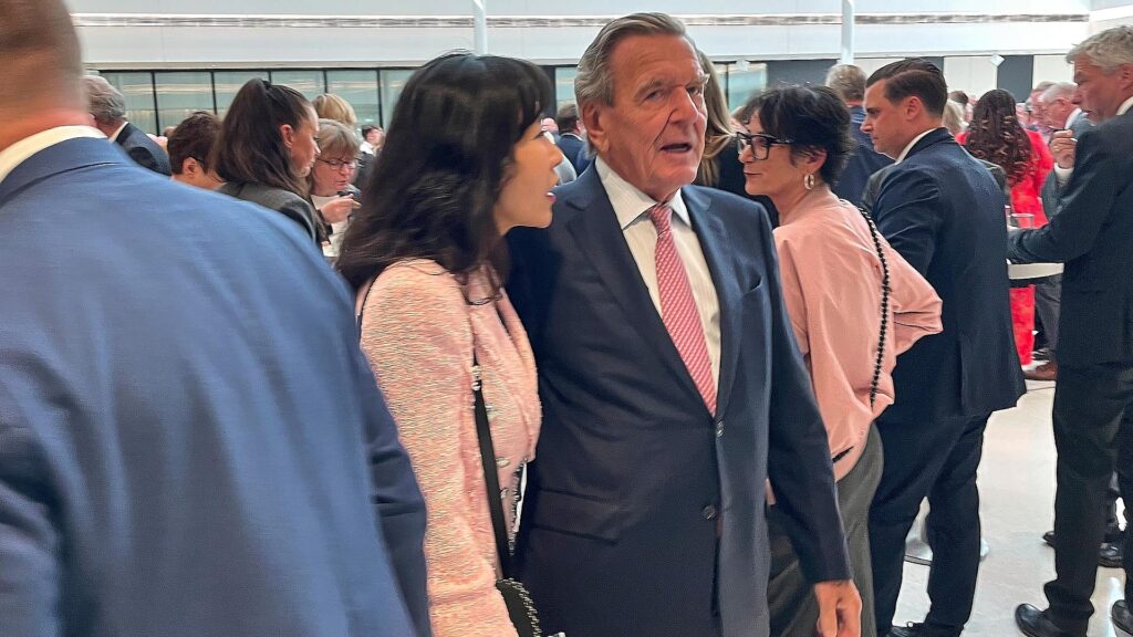 Schröder ruft SPD zu "neuer Agenda-Politik" auf 13 So-yeon Schröder-Kim und Gerhard Schröder (Archiv)