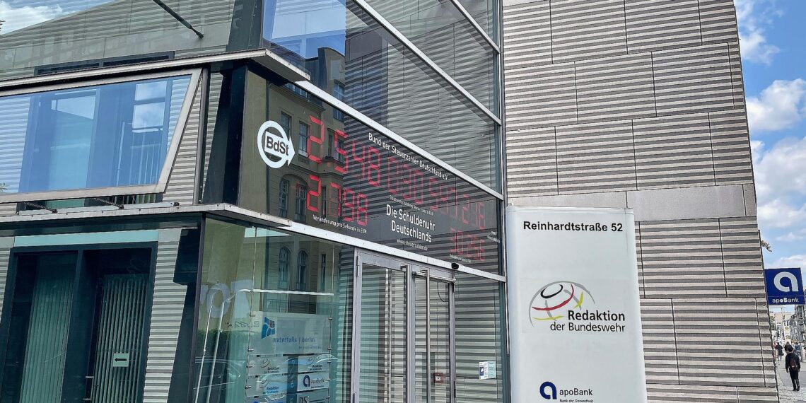 Schuldenuhr am Haus Reinhardtstraße 52