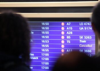 Passagiere vor Informationstafel am Frankfurter Flughafen