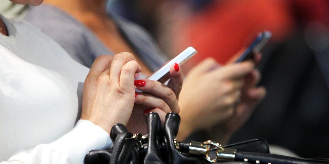 Smartphone-Nutzerinnen (Archiv)