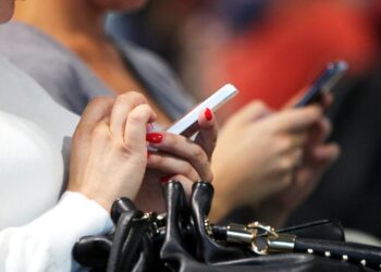 Smartphone-Nutzerinnen (Archiv)