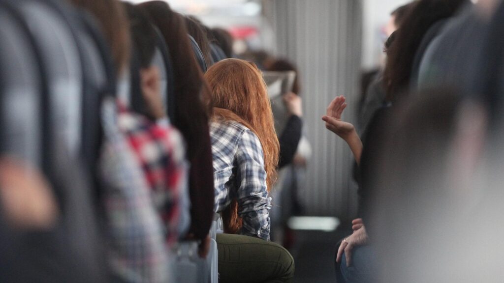 Rothaarige Frau in einem Flugzeug (Archiv)