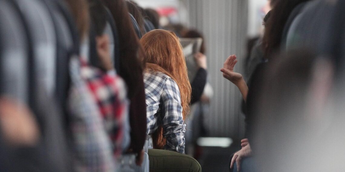 Rothaarige Frau in einem Flugzeug (Archiv)