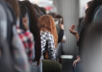 Rothaarige Frau in einem Flugzeug (Archiv)
