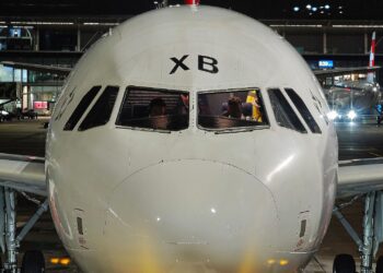 Piloten verzichten wegen "weltpolitischer Lage" auf Streik 2 Piloten im Cockpit (Archiv)