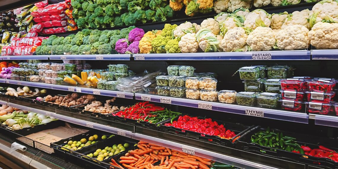 Blick auf die Frischetheke eines Lebensmittelhändlers