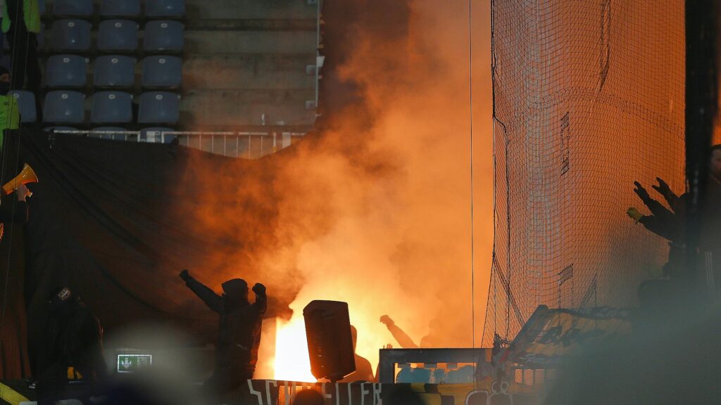 Fans mit Pyrotechnik (Archiv)