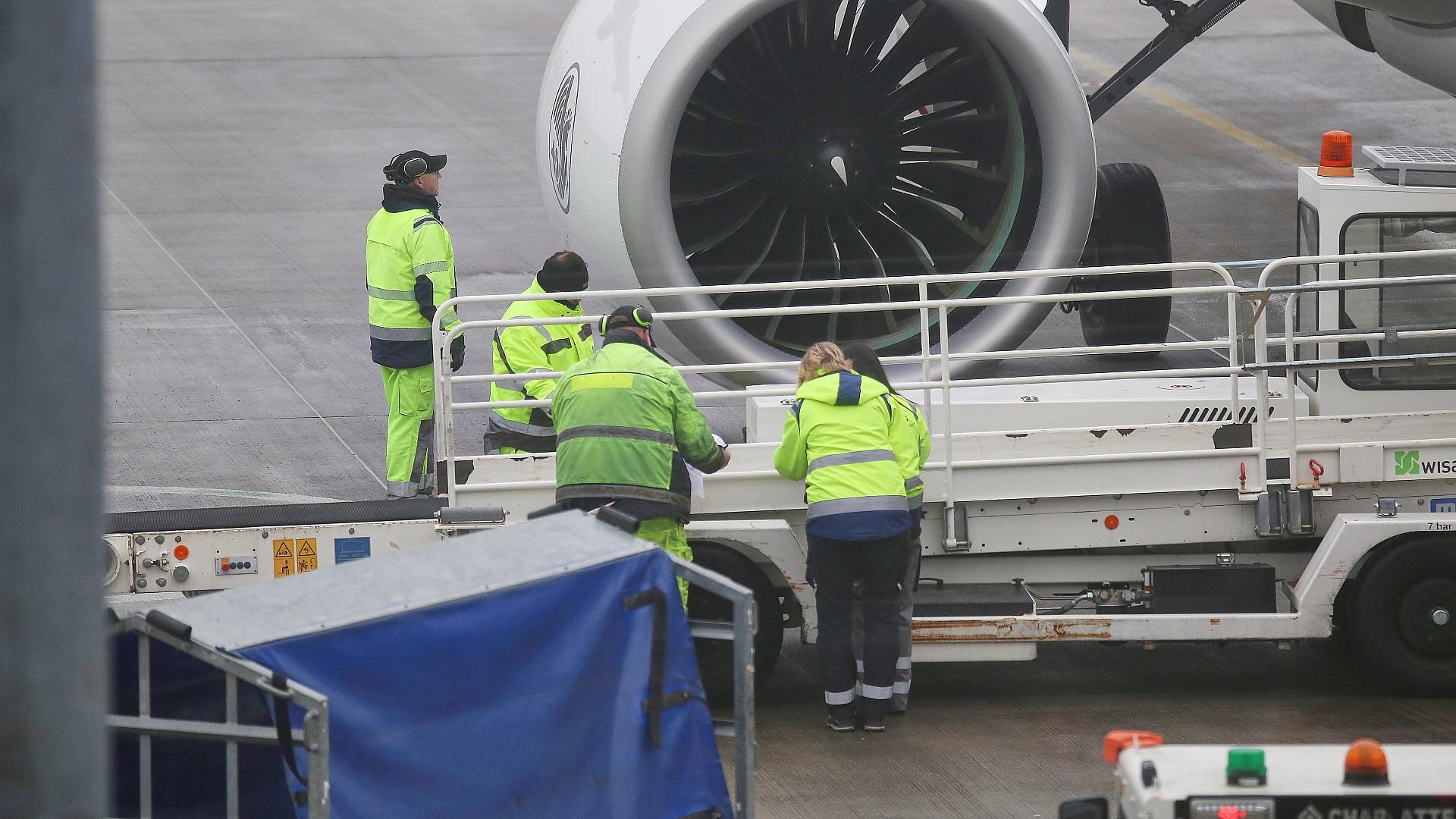 Flughafenmitarbeiter (Archiv)