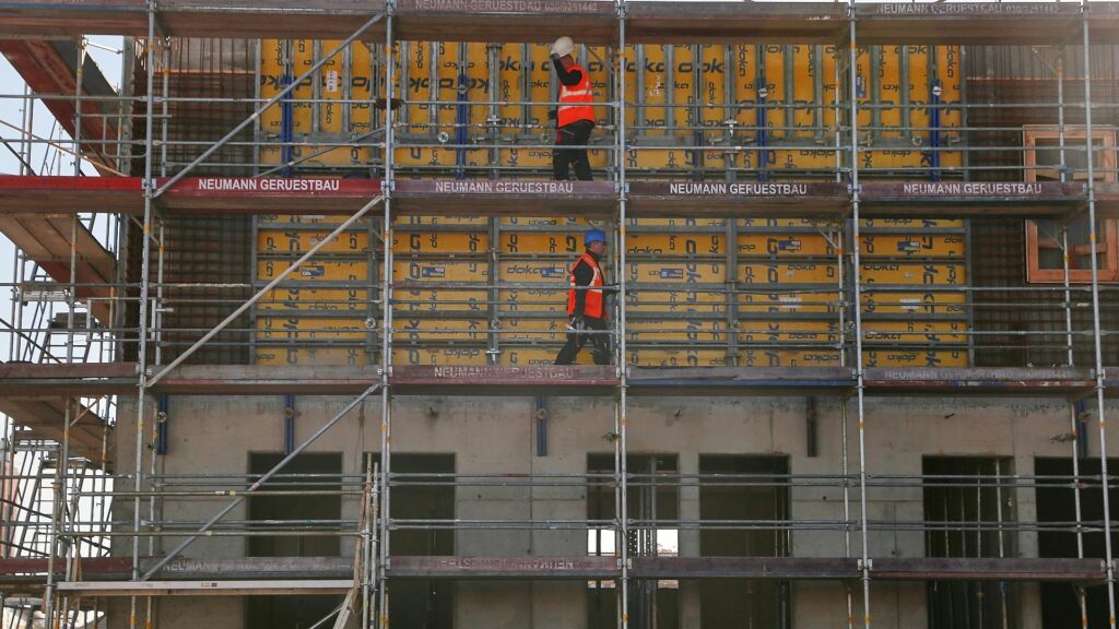 Bauarbeiter auf einer Baustelle (Archiv)