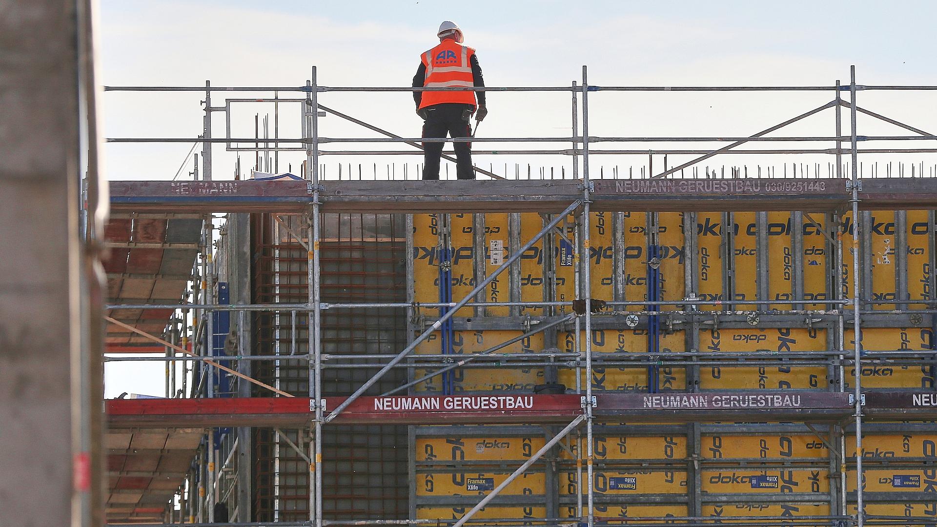 Bauarbeiter auf einer Baustelle (Archiv)