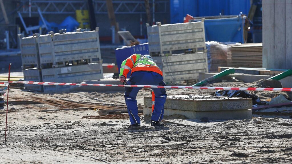 Bauarbeiter auf einer Baustelle (Archiv)