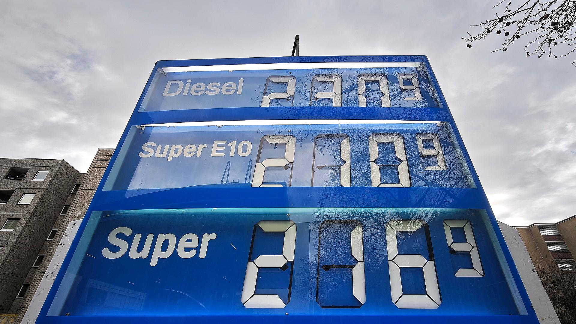 SPD fordert von Mineralölkonzernen sofortige Spritpreissenkung 1 Tankstelle (Archiv)