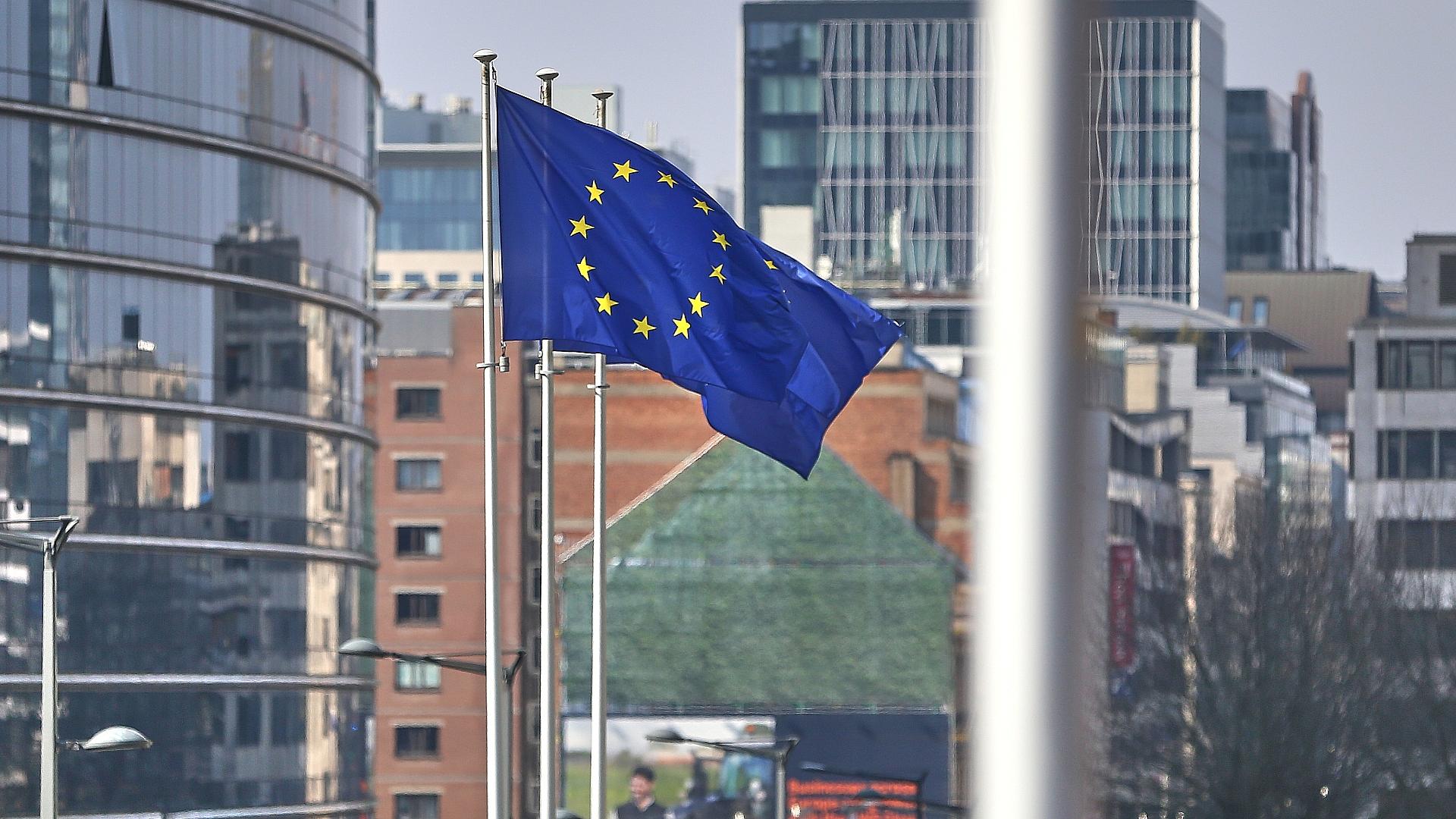 EU-Kommission schlägt Reform des Emissionshandelssystems vor 1 EU-Fahnen (Archiv)