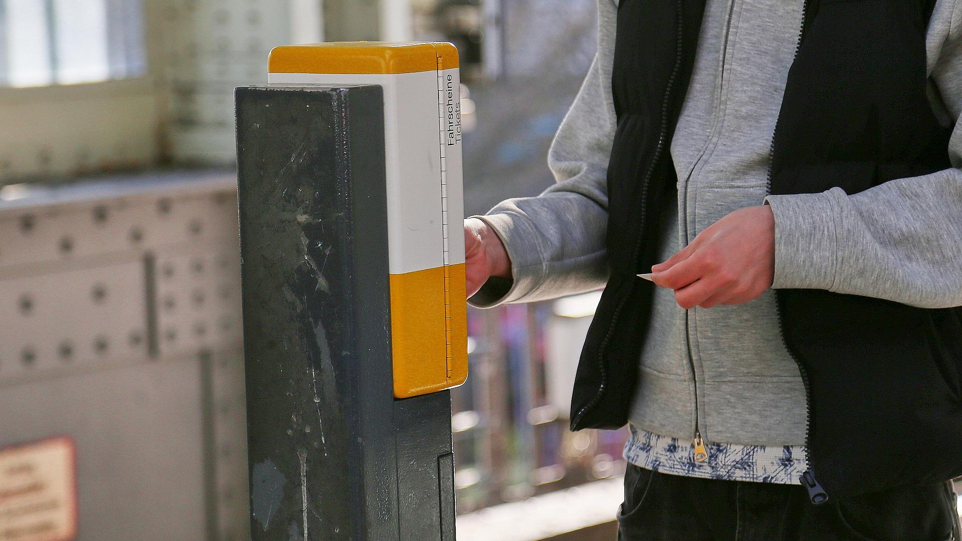 Fahrgast stempelt Fahrkarte ab (Archiv)