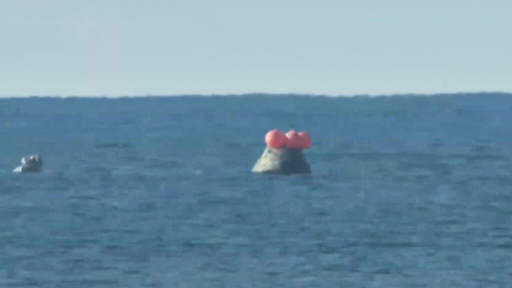 Artemis-2-Kapsel Orion nach der Landung im Pazifik am 11.04.2026