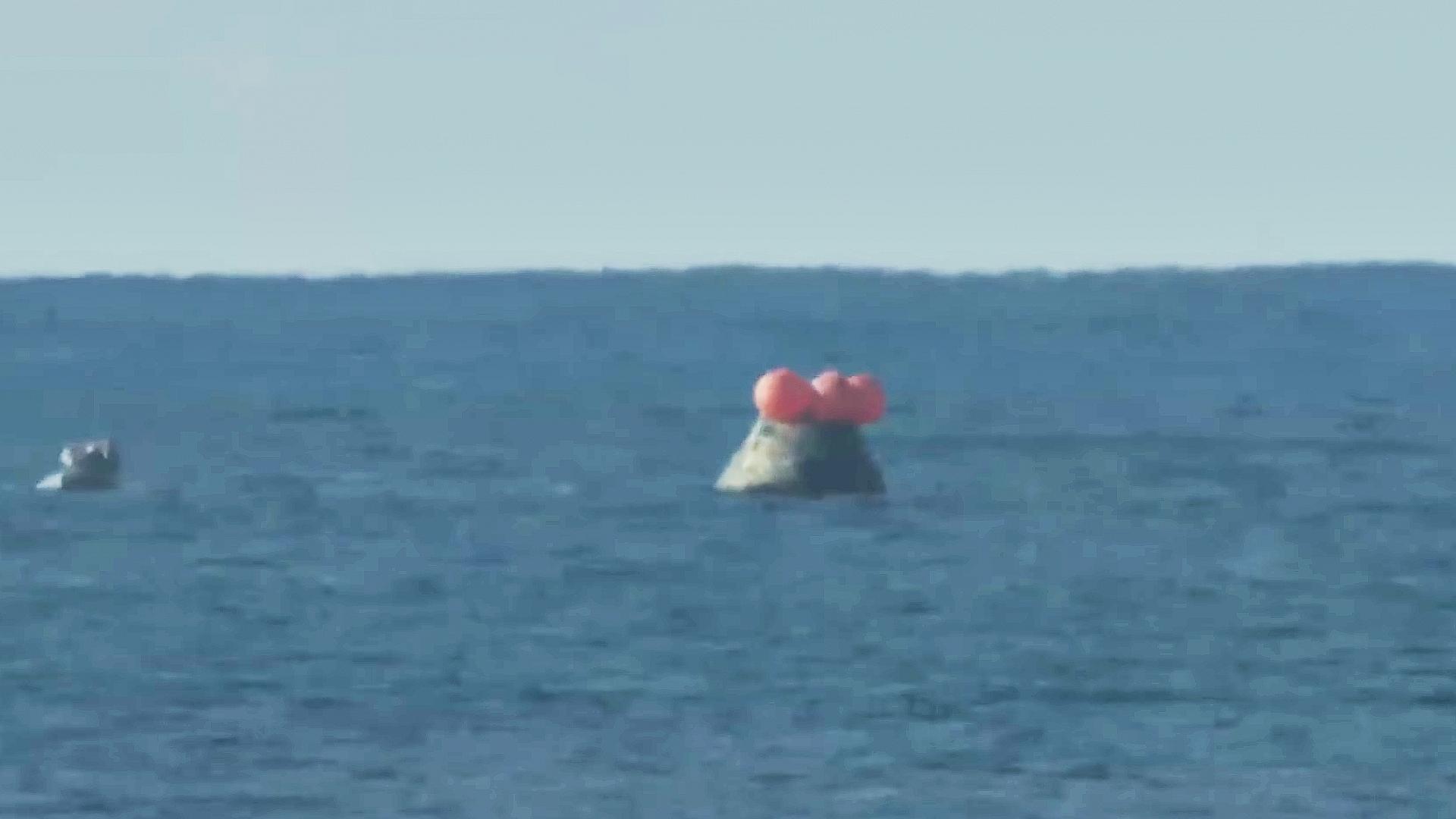 Artemis-2-Kapsel Orion nach der Landung im Pazifik am 11.04.2026