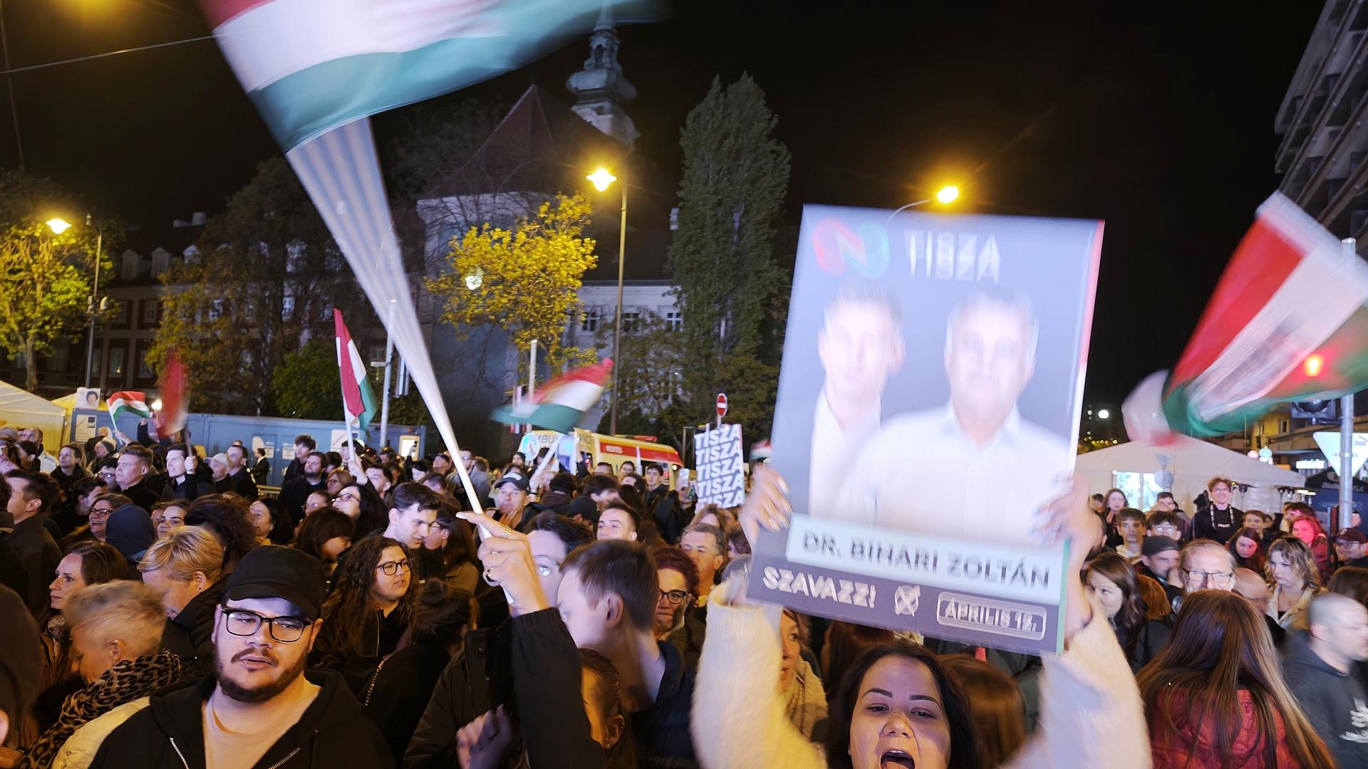 Tisza-Anhänger feiern auf der Wahlparty am 12.04.2026