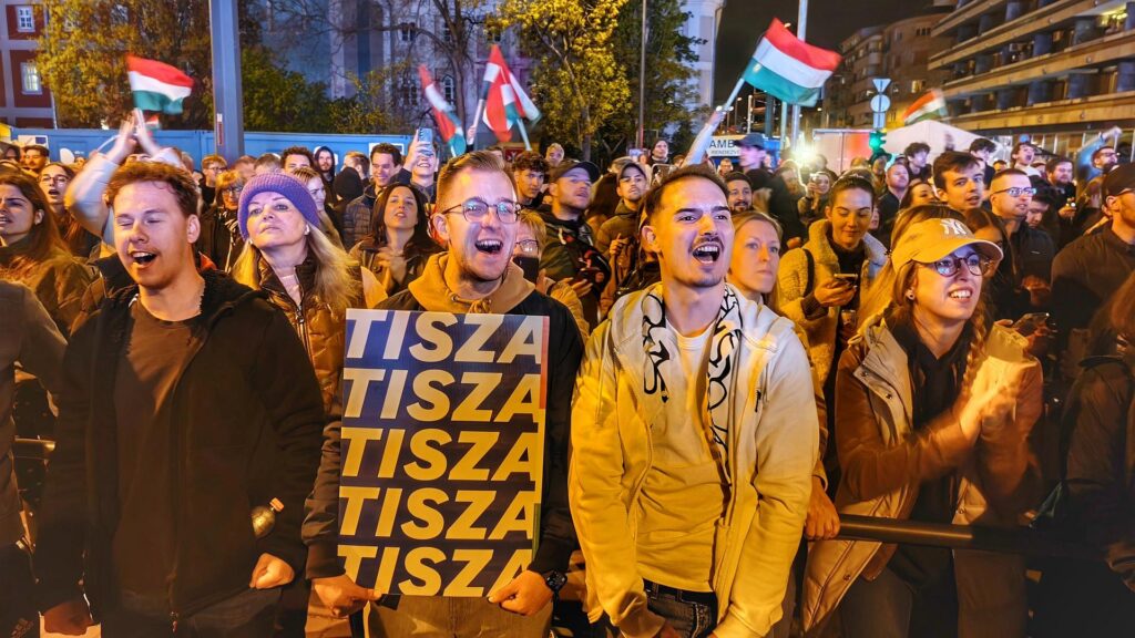 Tisza-Anhänger feiern auf der Wahlparty am 12.04.2026