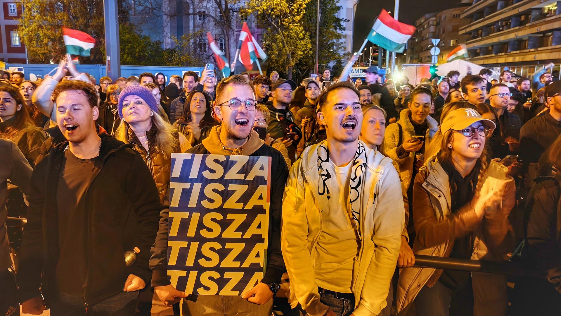 Tisza-Anhänger feiern auf der Wahlparty am 12.04.2026