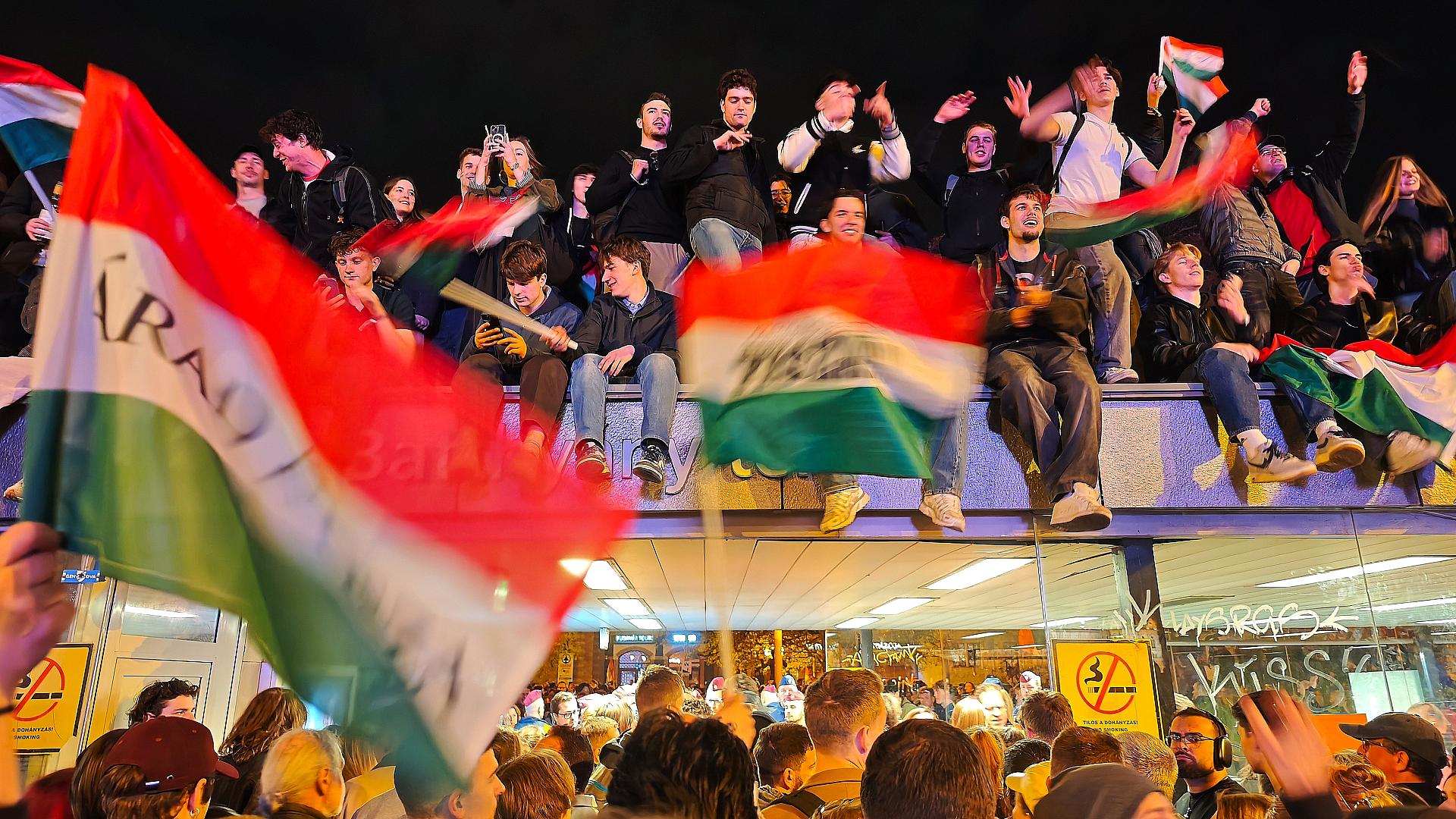 Tisza-Anhänger feiern auf der Wahlparty am 12.04.2026