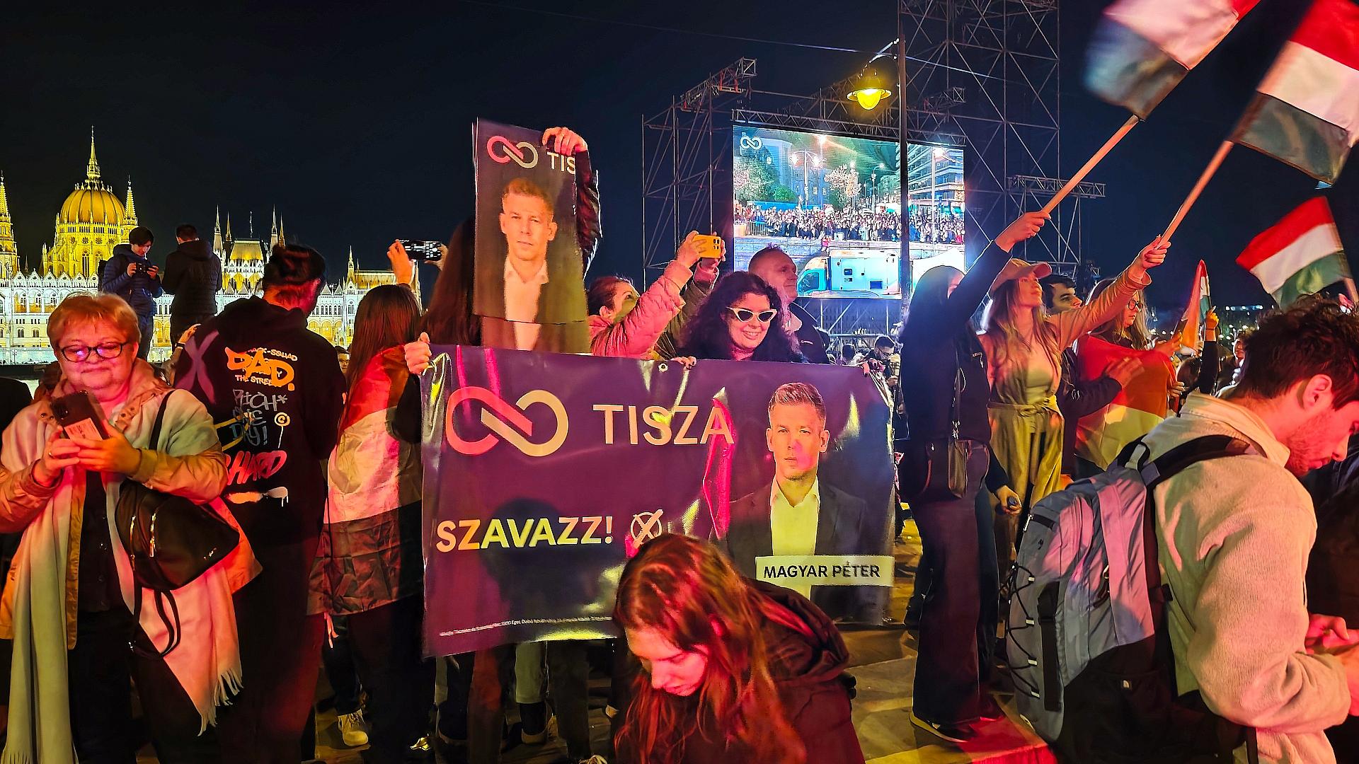 Tisza-Anhänger feiern auf der Wahlparty am 12.04.2026