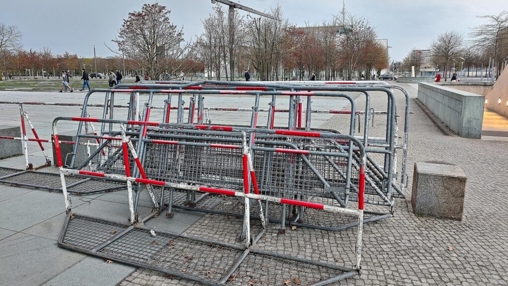 Absperrung vor dem Bundeskanzleramt am 13.04.2026