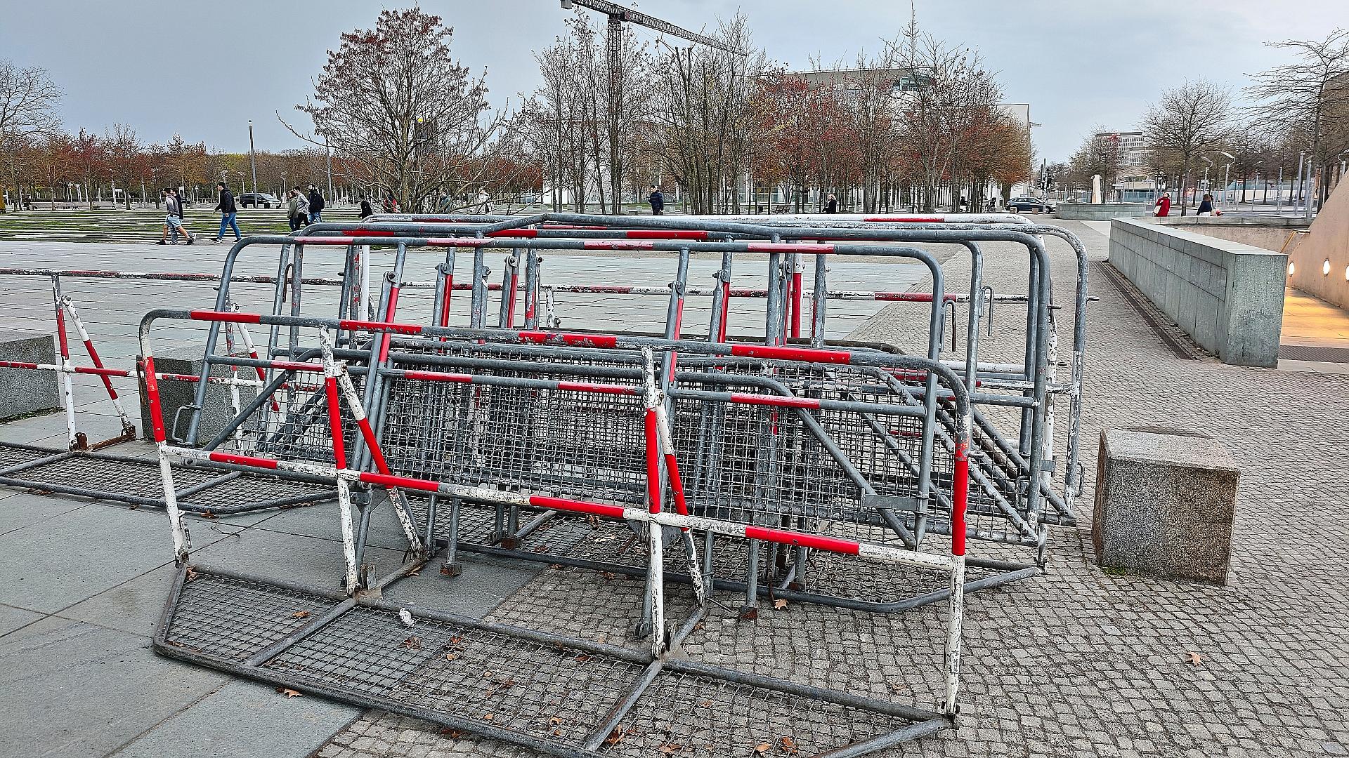 Selenskyj zu Regierungskonsultationen im Kanzleramt erwartet 1 Absperrung vor dem Bundeskanzleramt am 13.04.2026