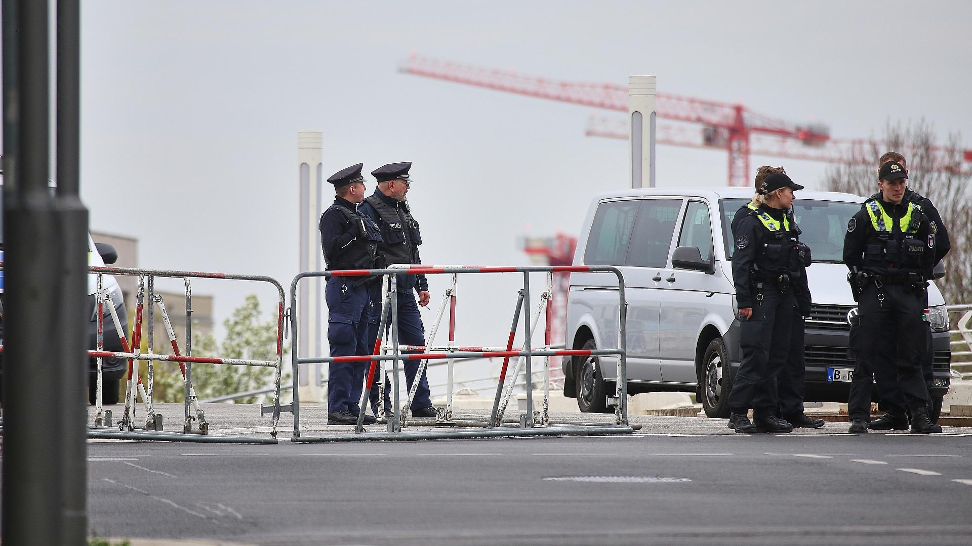 Polizeiabsperrung vor dem Bundeskanzleramt (Archiv)