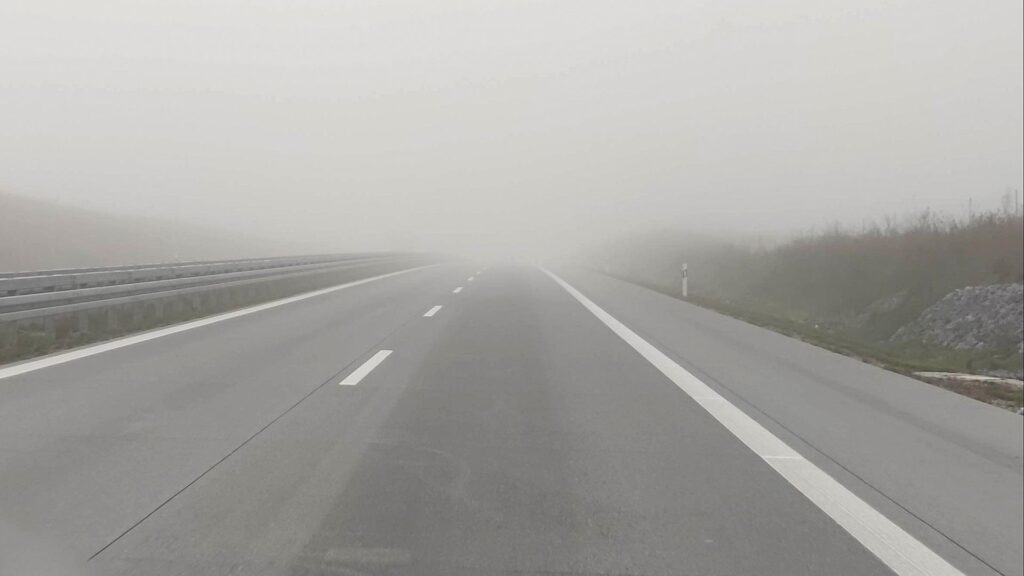 Nebel auf einer Autobahn (Archiv)