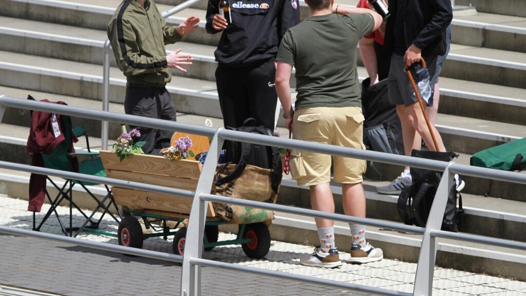 Männergruppe mit Bollerwagen an Christi Himmelfahrt (Archiv)