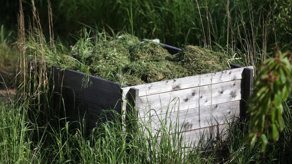 Städtetag fordert bundesweites Nachtfahrverbot für Mähroboter 6 Hochbeet mit Rasenschnitt (Archiv)