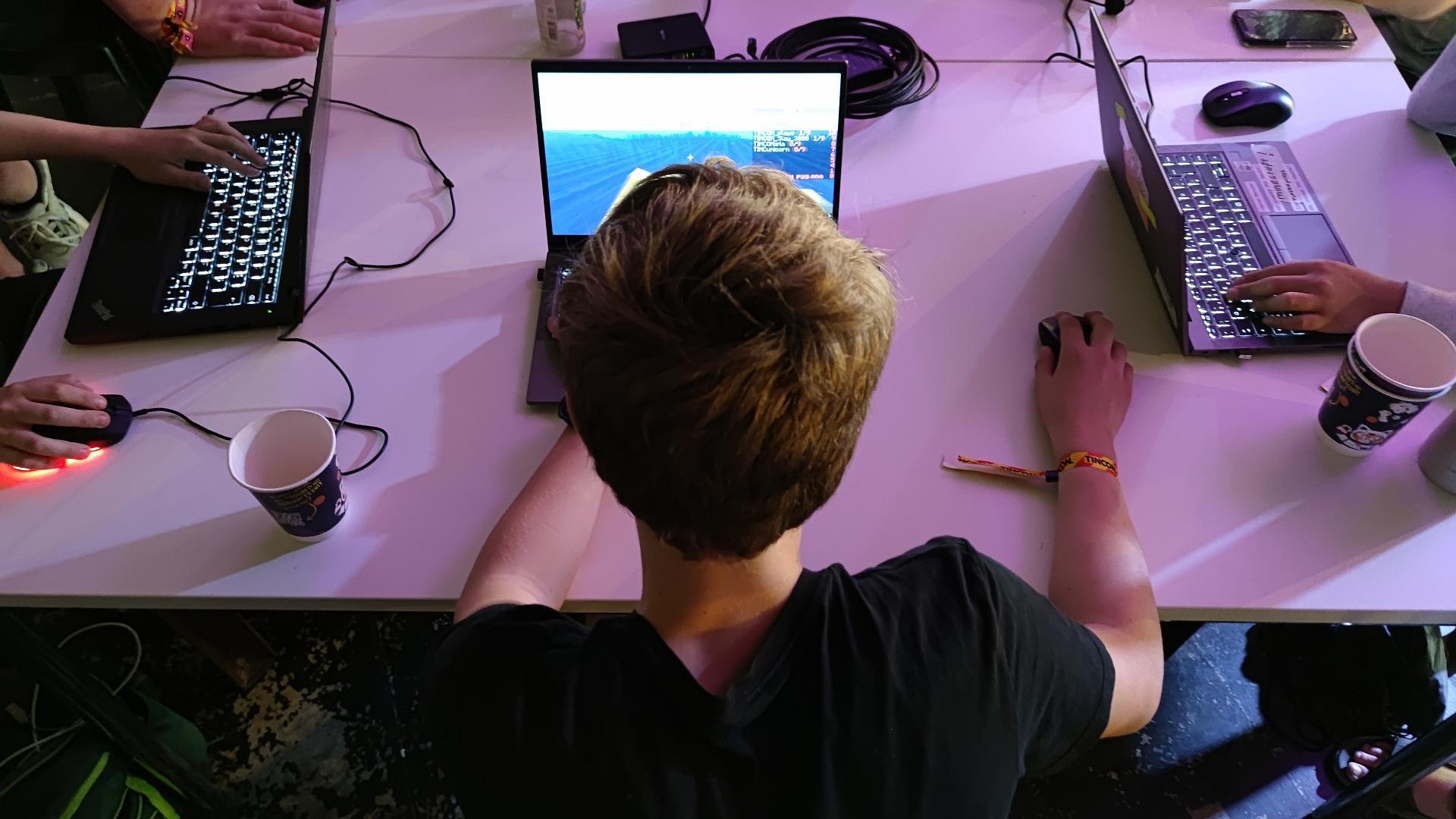 Junge Leute beim Zocken (Archiv)