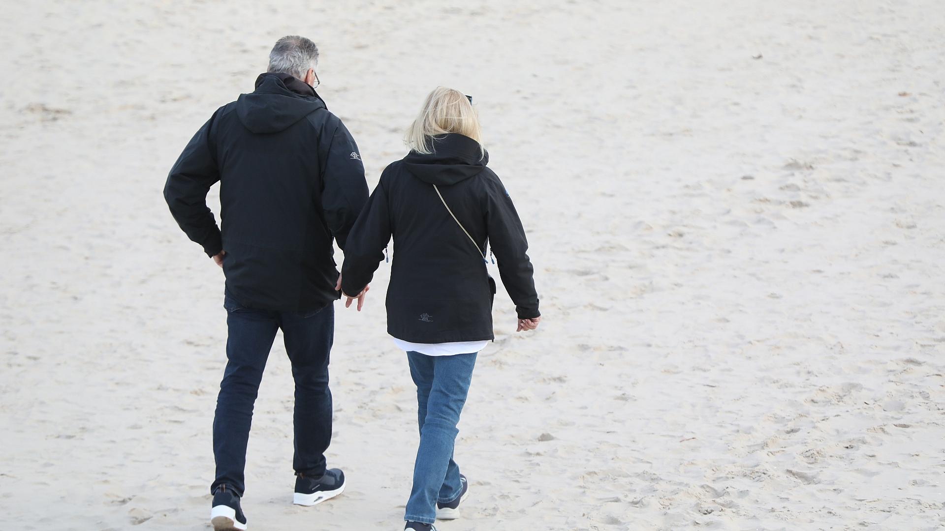 Paar geht am Strand spazieren