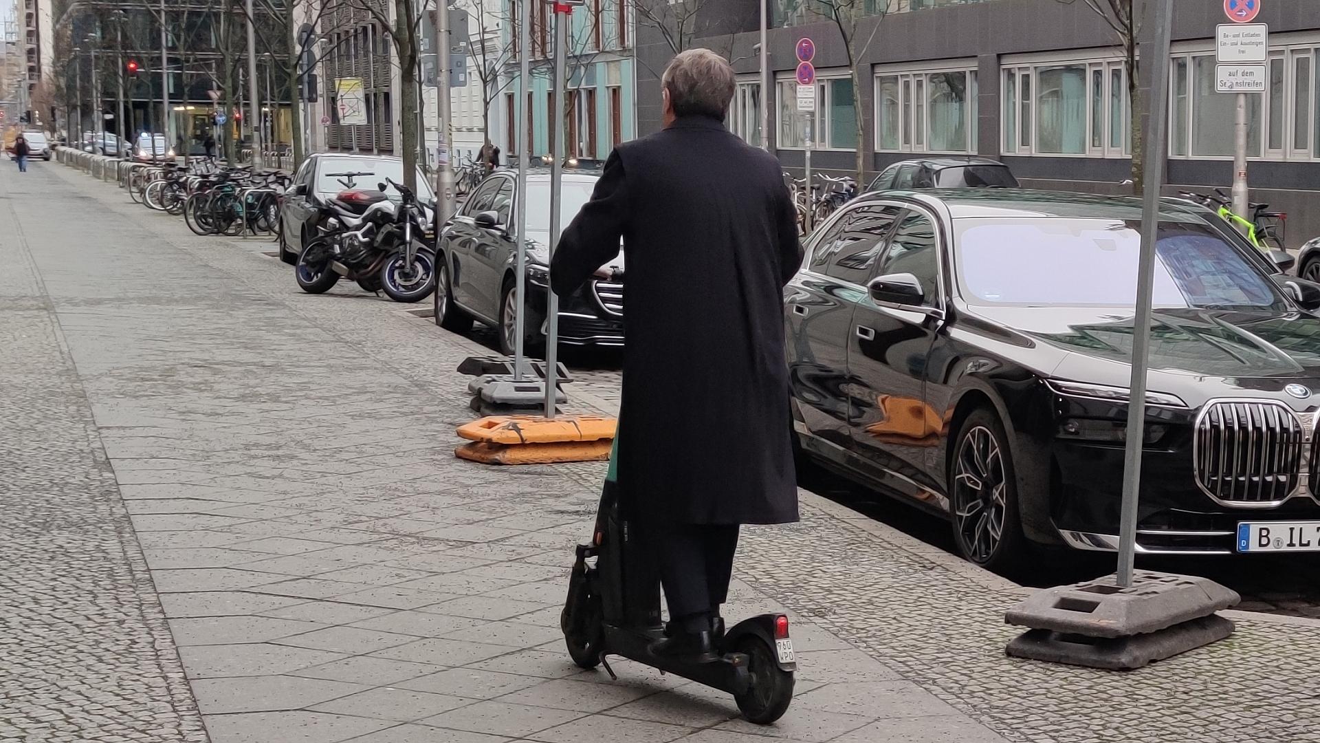 Armin Laschet auf E-Scooter (Archiv)