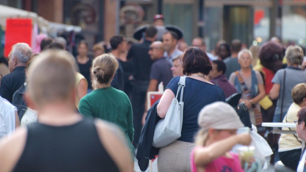 Menschen in einer Fußgängerzone (Archiv)