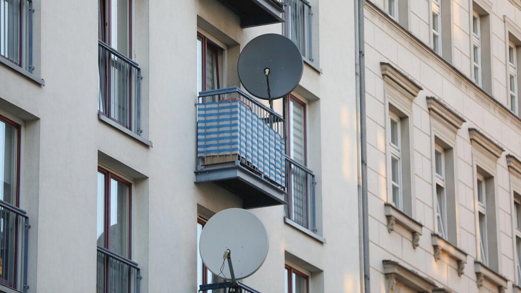 Satellitenschüssel an Wohnhaus (Archiv)