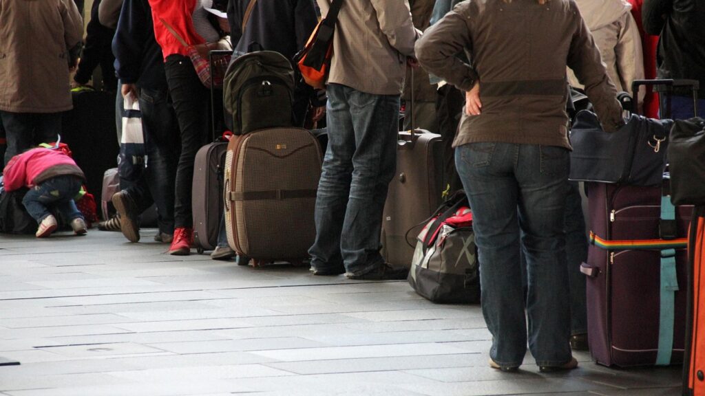 Touristen beim Check-in am Flughafen
