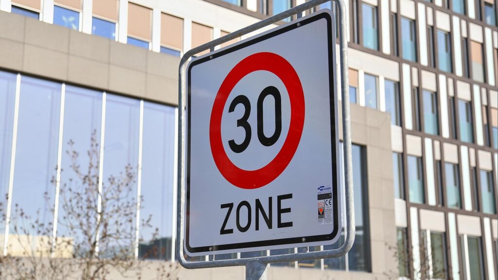 Tempo-30-Schild (Archiv)