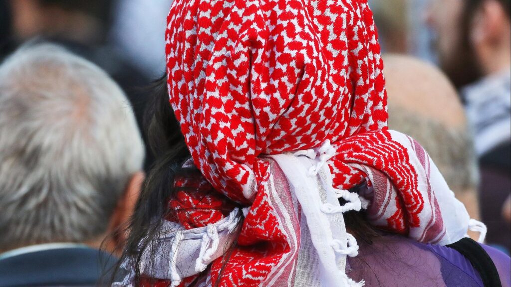 Mann mit Pali-Tuch (Archiv)