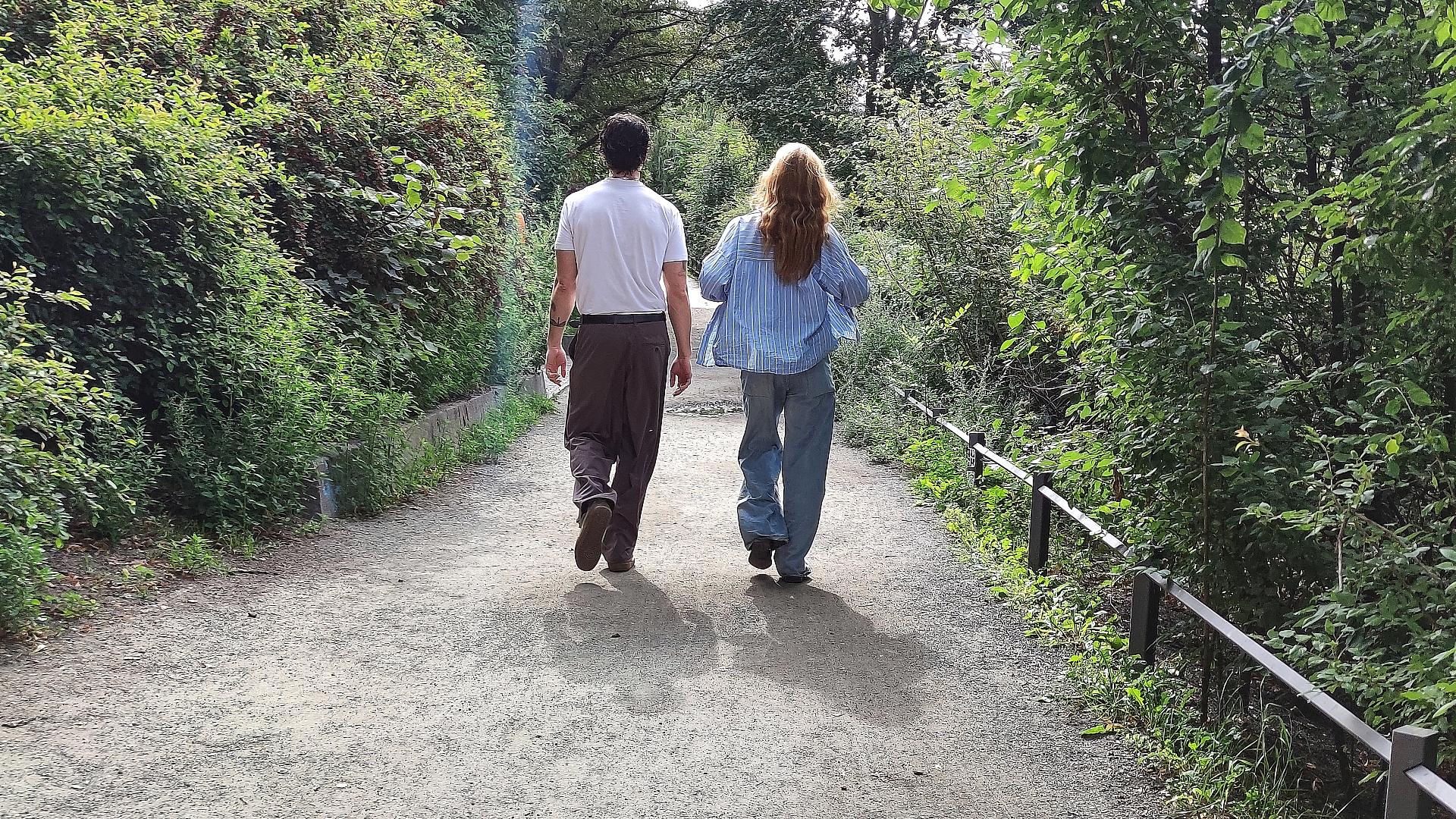 Mann und Frau gehen spazieren (Archiv)