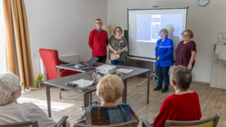 Smartphone-Kurse im Alloheim St. Ingbert: Seniorinnen und Senioren lernen den digitalen Alltag