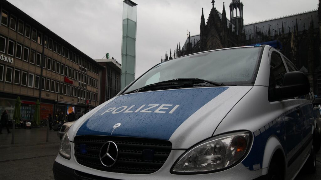 Polizeiauto vor Kölner Dom und Hauptbahnhof (Archiv)